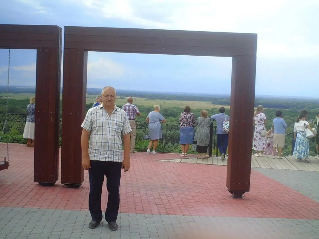 67-летний волгоградский общественный деятель отправлен в СИЗО по делу о трёх эпизодах распространения военных фейков; следствие связывает это с мотивами политической ненависти. Защитник настаивает, что арест политически мотивирован.