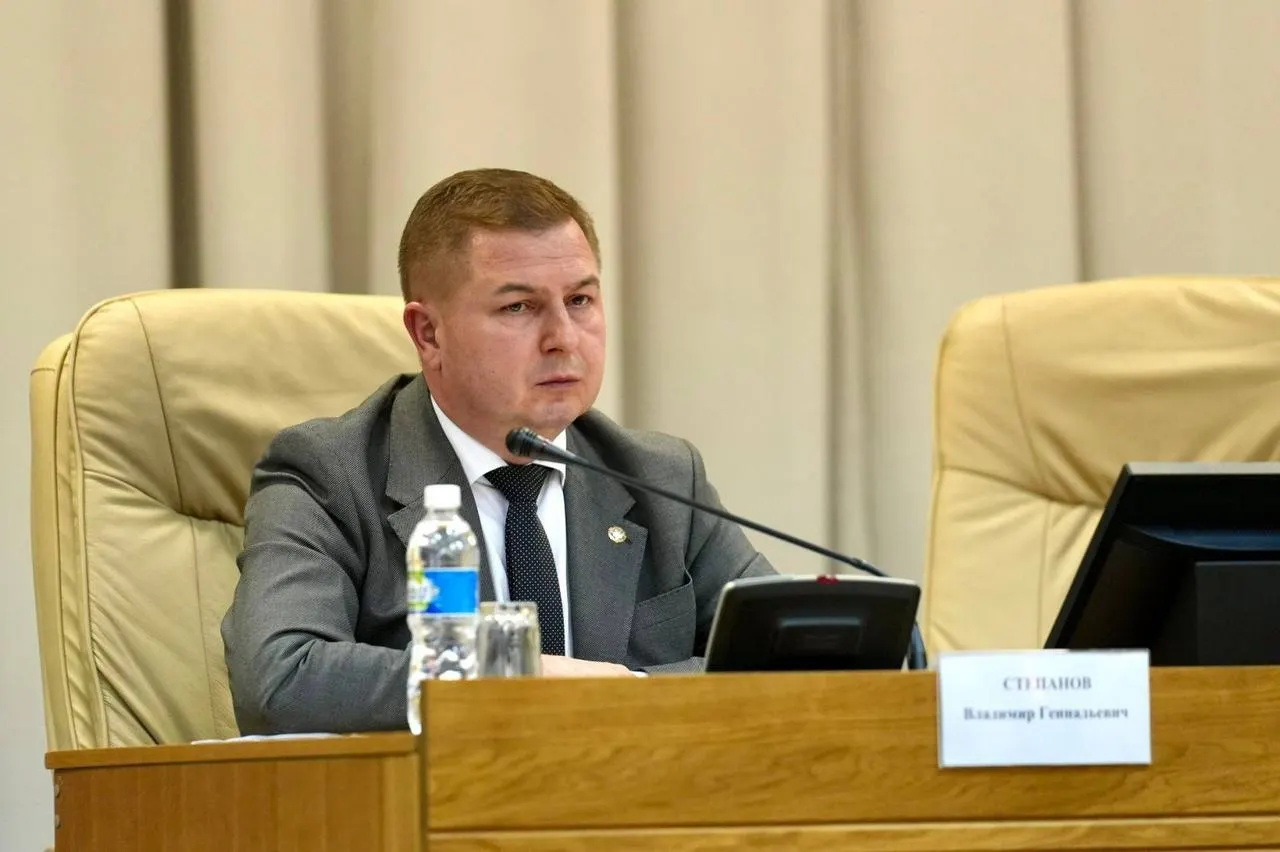 Указ об увольнении вице-премьера Владимира Степанова по собственному желанию подписал Олег Николаев. Это второе кадровое изменение в месяце.