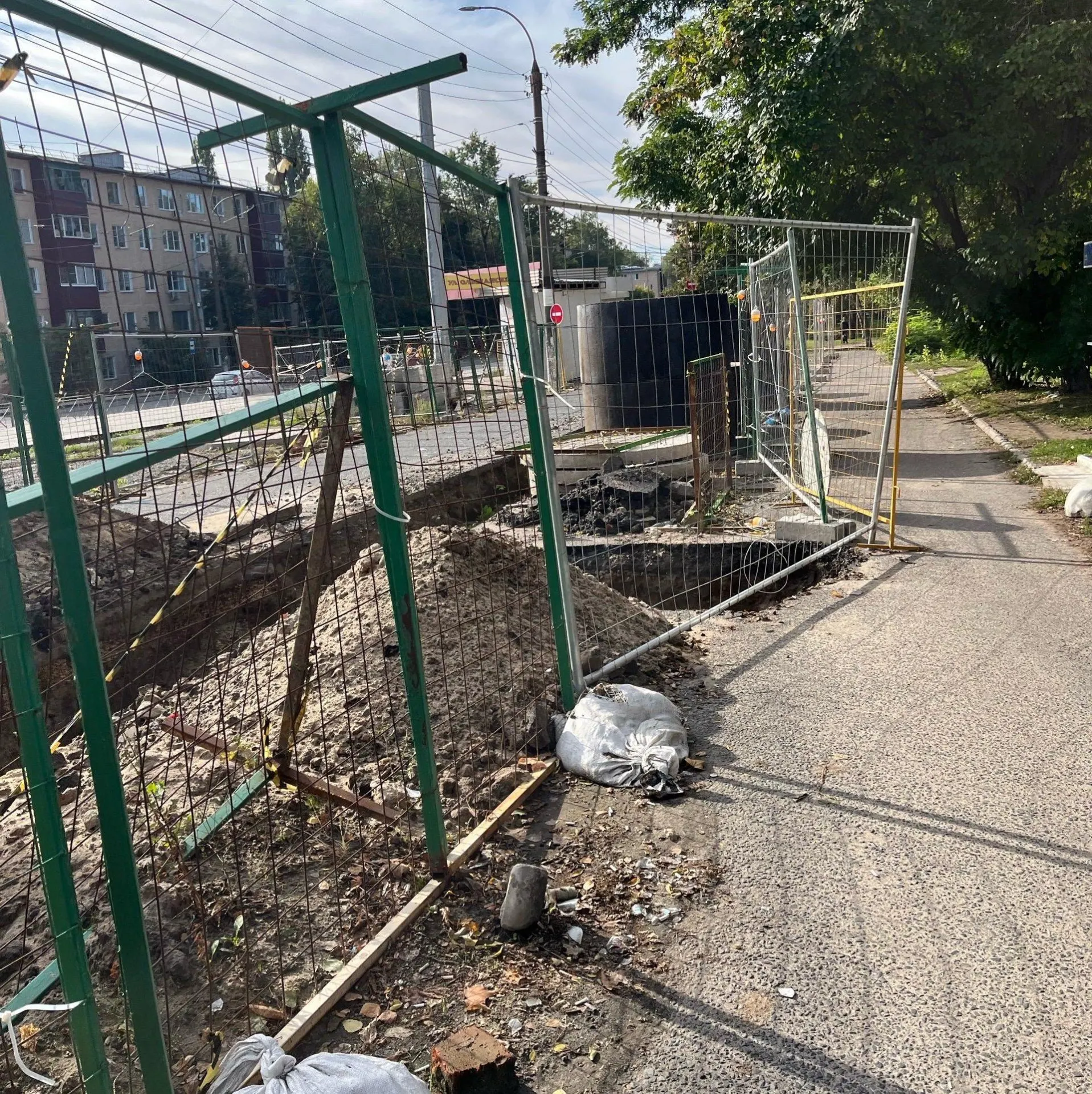 Подача тепла в Курске будет разворачиваться поэтапно: планируется подача в период 15–19 октября, но в отдельных домах прогрев батарей может занять до двух недель. Жители жалуются на отсутствие тепла и связи с управляющей компанией.