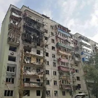 Ориентир на ближайшие две недели для завершения фасада и балконов дан подрядчику, но сроки уже неоднократно переносились.