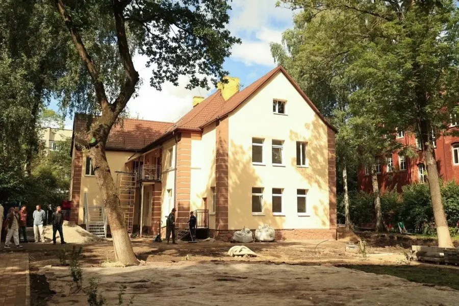 На первом этаже — помещения для детей и занятий, на втором — конференц-зал, арт-пространство, гостиная и коворкинг. Открыт центр долголетия, есть бесплатные курсы и занятия. Финансирование направлено на молодежь и благоустройство.