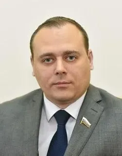 По данным следственных органов, он получил 2 млн рублей от директора строительной компании за помощь в заключении договора аренды земли с администрацией Арзамаса; деньги перевели на счет подконтрольной депутату компании.