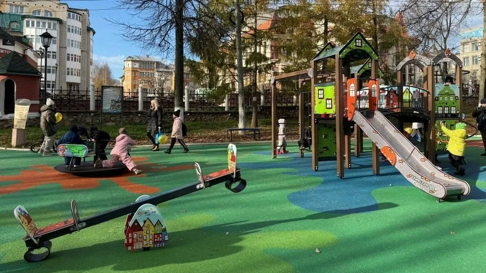 В парке обновили детскую площадку: появился современный игровой городок, безопасное покрытие и новые элементы для активного отдыха.