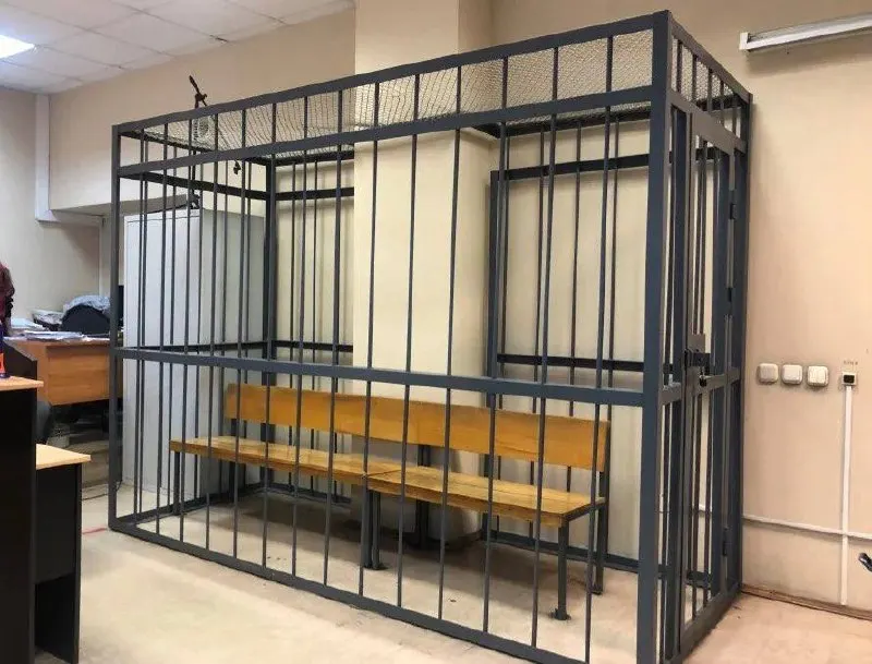 В Лабинске возбуждено уголовное дело против местного жителя за нарушение поминальной церемонии участника СВО: он разместил колонки и включил громкую музыку во время поминок, церемония была сорвана; арестован, ему грозит до пяти лет.