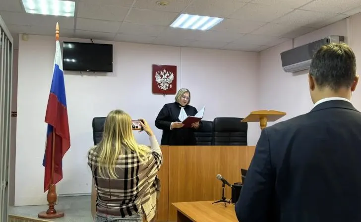 Суд отказал в иске, который учительница предъявляла к сестре ученика после публикации видео с обвинениями в буллинге. Учительница заявляла, что публикация порочит её, однако суд нашёл в ней недостаточно оснований.