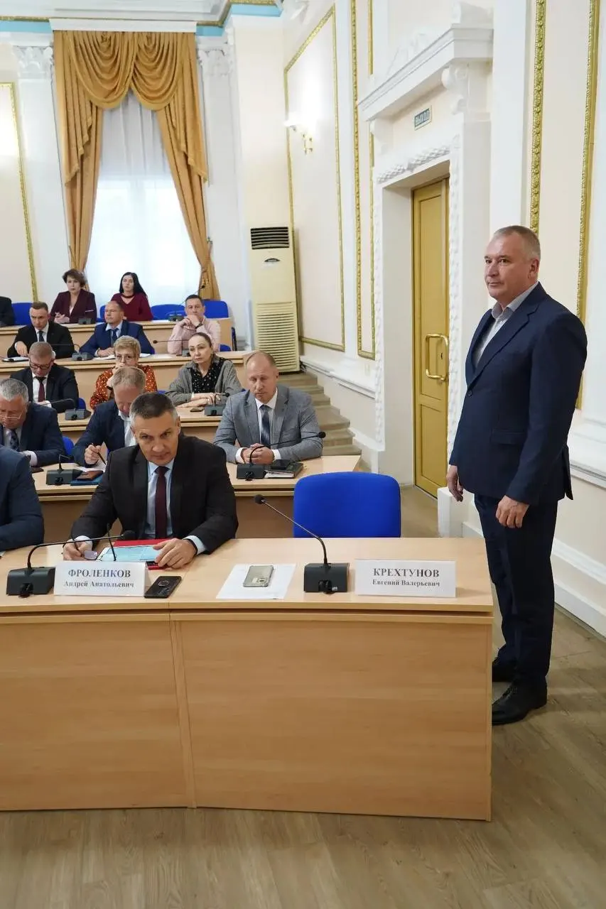 Бывший заммэра Челябинска Евгений Крехтунов возглавит Брянскую область на время, получив роль врио вице-губернатора. Он будет курировать природные ресурсы, экологию, ТКО и лесное хозяйство; ранее занимал посты в Челябинске и руководил Миассом.