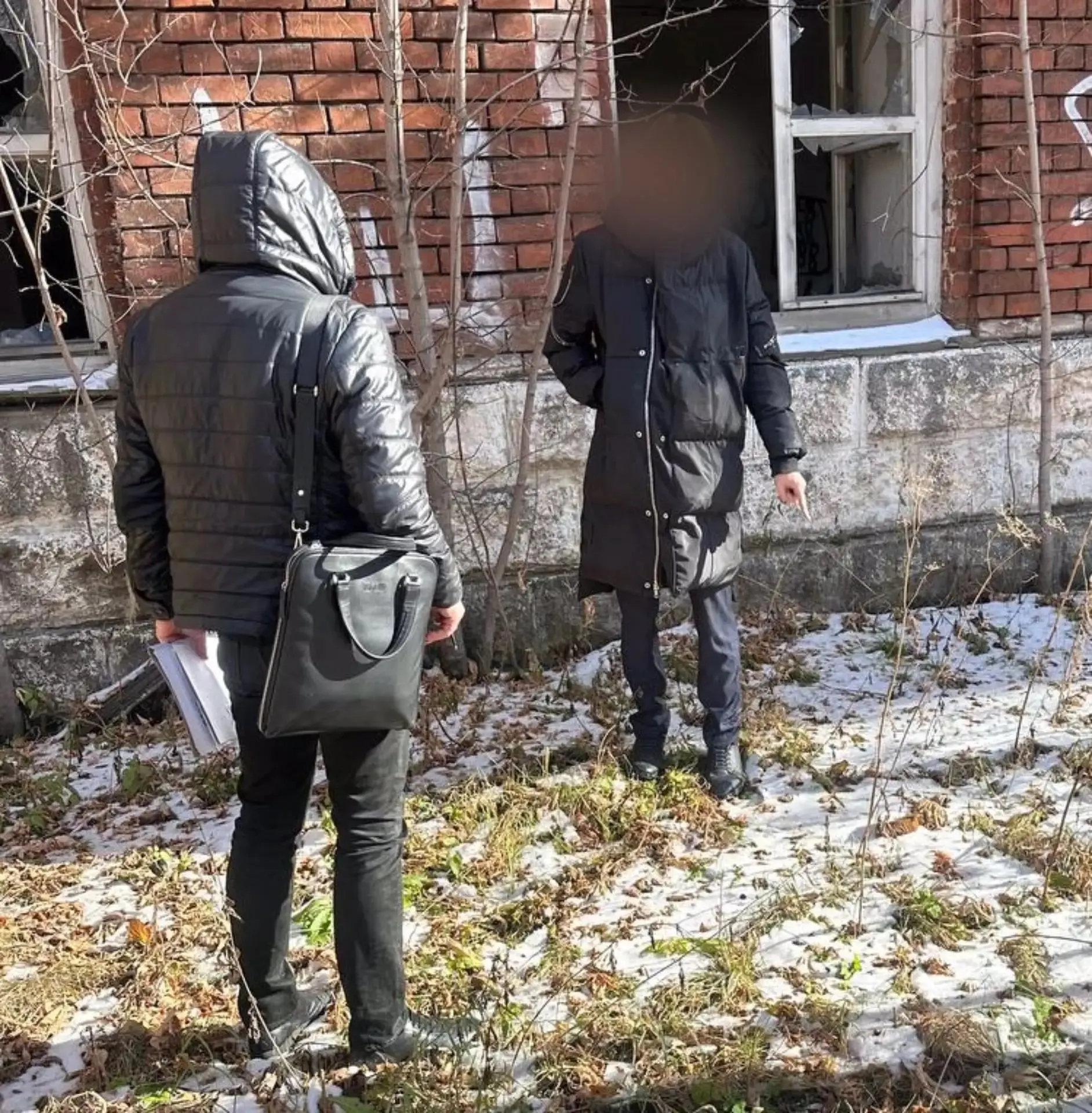 16-летний подросток из Иркутска, по версии следствия, вступил в группу по продаже запрещённых веществ в соцсетях и намеревался спрятать партию наркотиков на территории мемориального комплекса «Иерусалимская гора»; задержание произошло на месте.