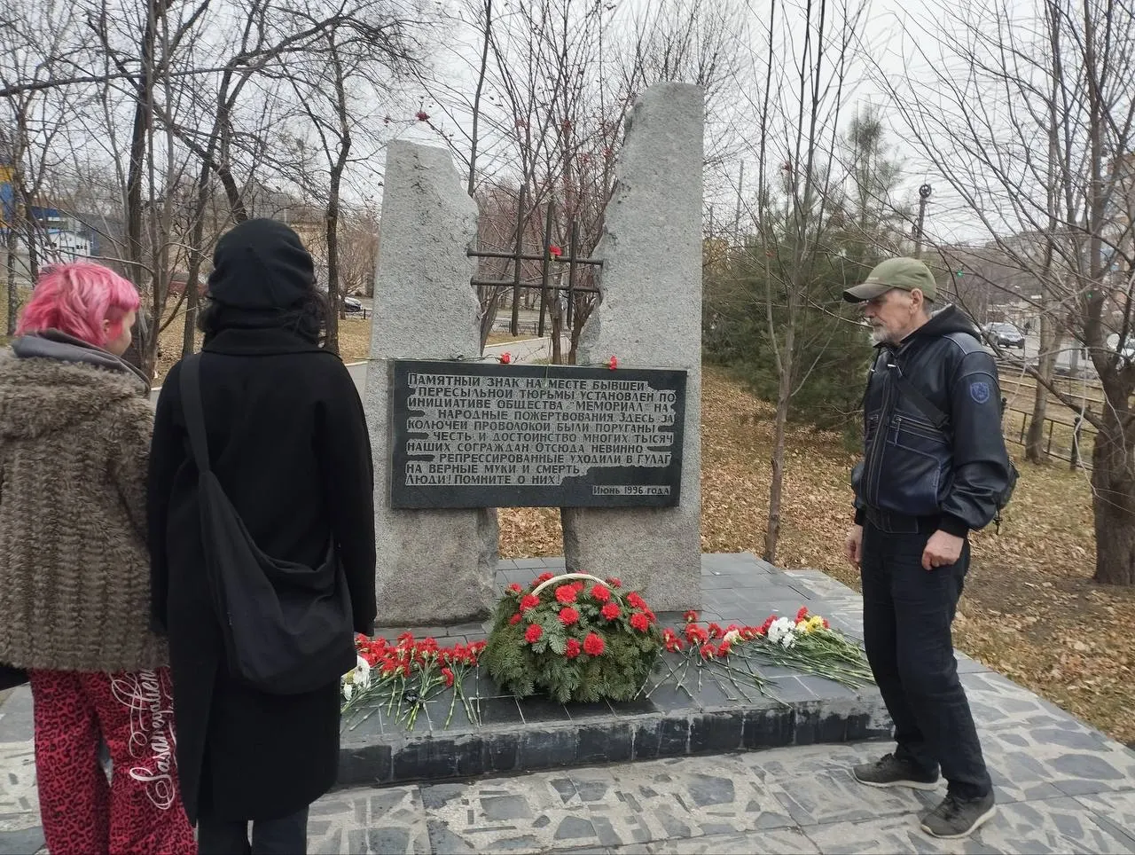 Активисты возложили цветы к мемориалам памяти и призвали помнить прошлое, чтобы не допустить повторения трагических страниц истории.