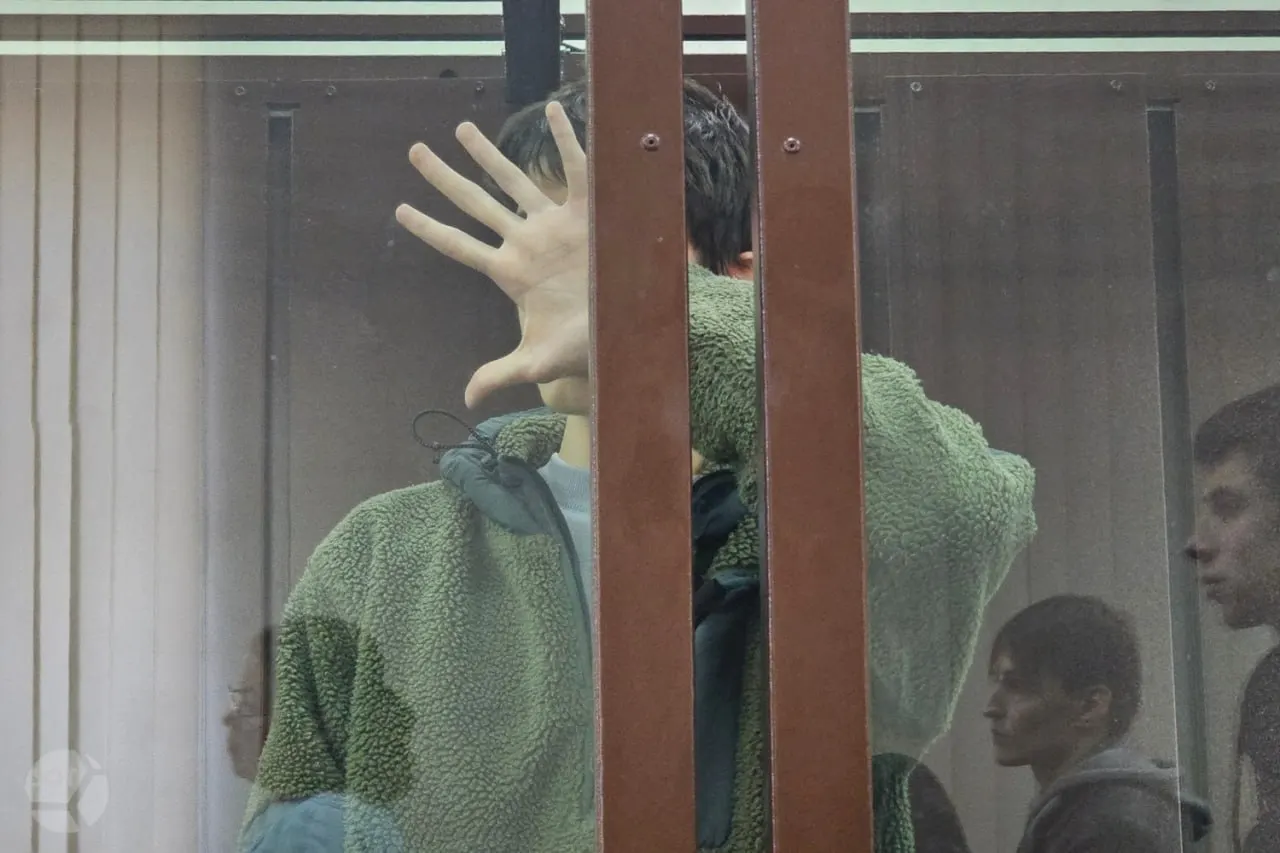 Несовершеннолетний обвиняемый задержан до 29 декабря в рамках дела о поджоге на АЗС; по версии следствия, подросток действовал под воздействием мошенников, выдававших себя за сотрудников спецслужб.