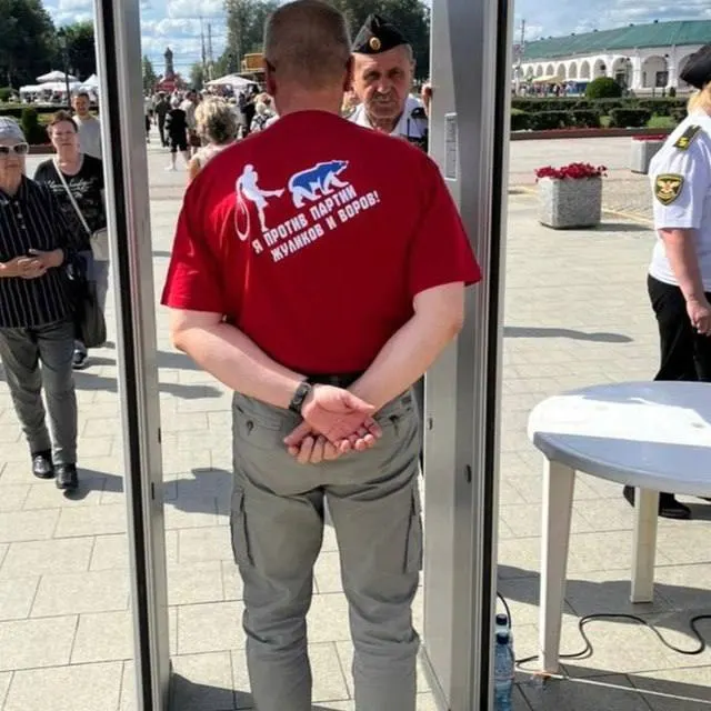 Экс-кандидата оштрафовали за надпись на футболке, признанную экспертизой экстремистской; дело связано с демонстрацией оппозиционных взглядов.