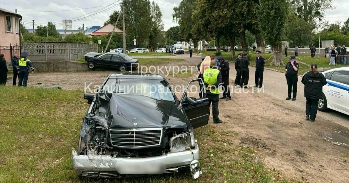 Пьяный водитель превысил скорость до 91 км/ч в зоне 40 км/ч в микрорайоне Прибрежном, сбив мать и двух детей. По предварительным данным, водитель находился в состоянии опьянения; расследование продолжается.