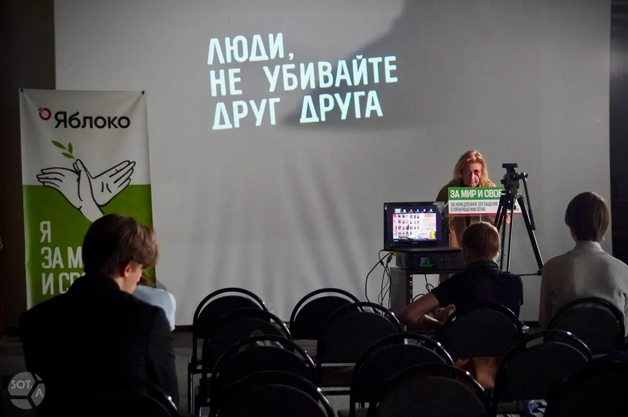 Участники в офисе московской ячейки партии зачитали имена жертв репрессий, вспоминая историю и последствия государственного террора.