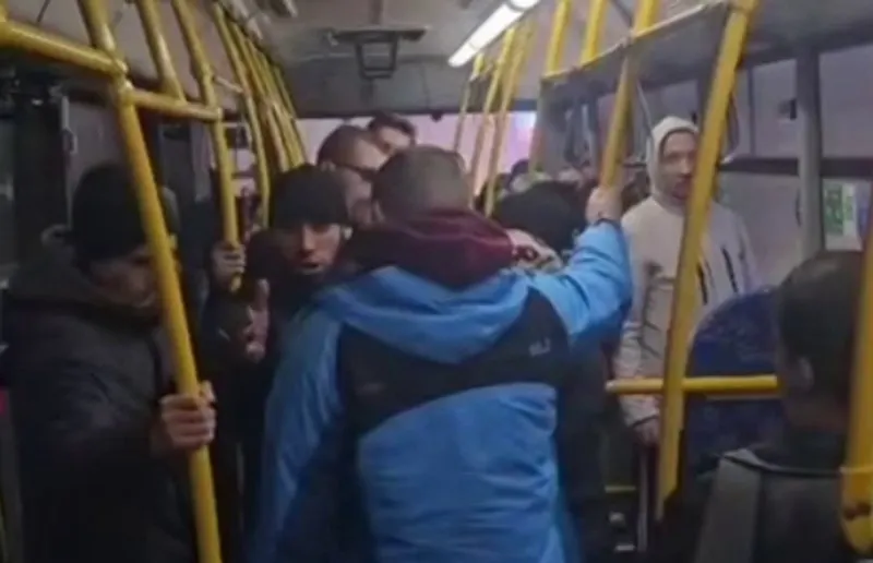 Следствие расследует нападение в общественном транспорте; пострадавшая получила травмы, возбуждено уголовное дело по статье хулиганство.
