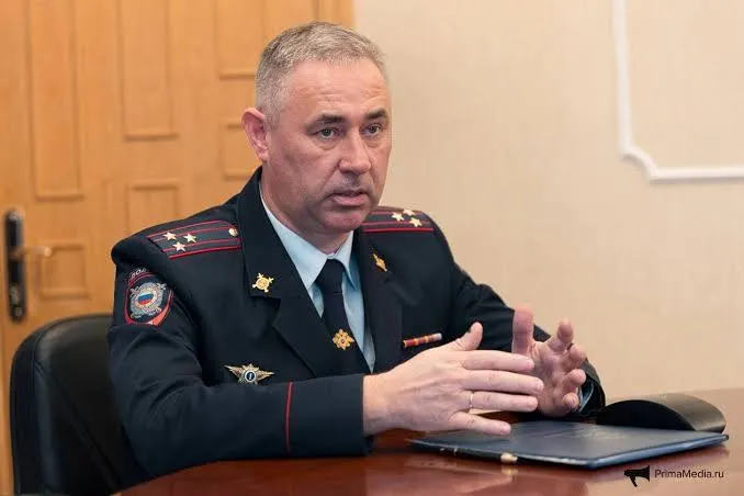 Бывших должностных лиц признали виновными в превышении полномочий и организации незаконного пребывания иностранца; суд вынес наказания и зафиксировал роль сообщников во Владивостоке.