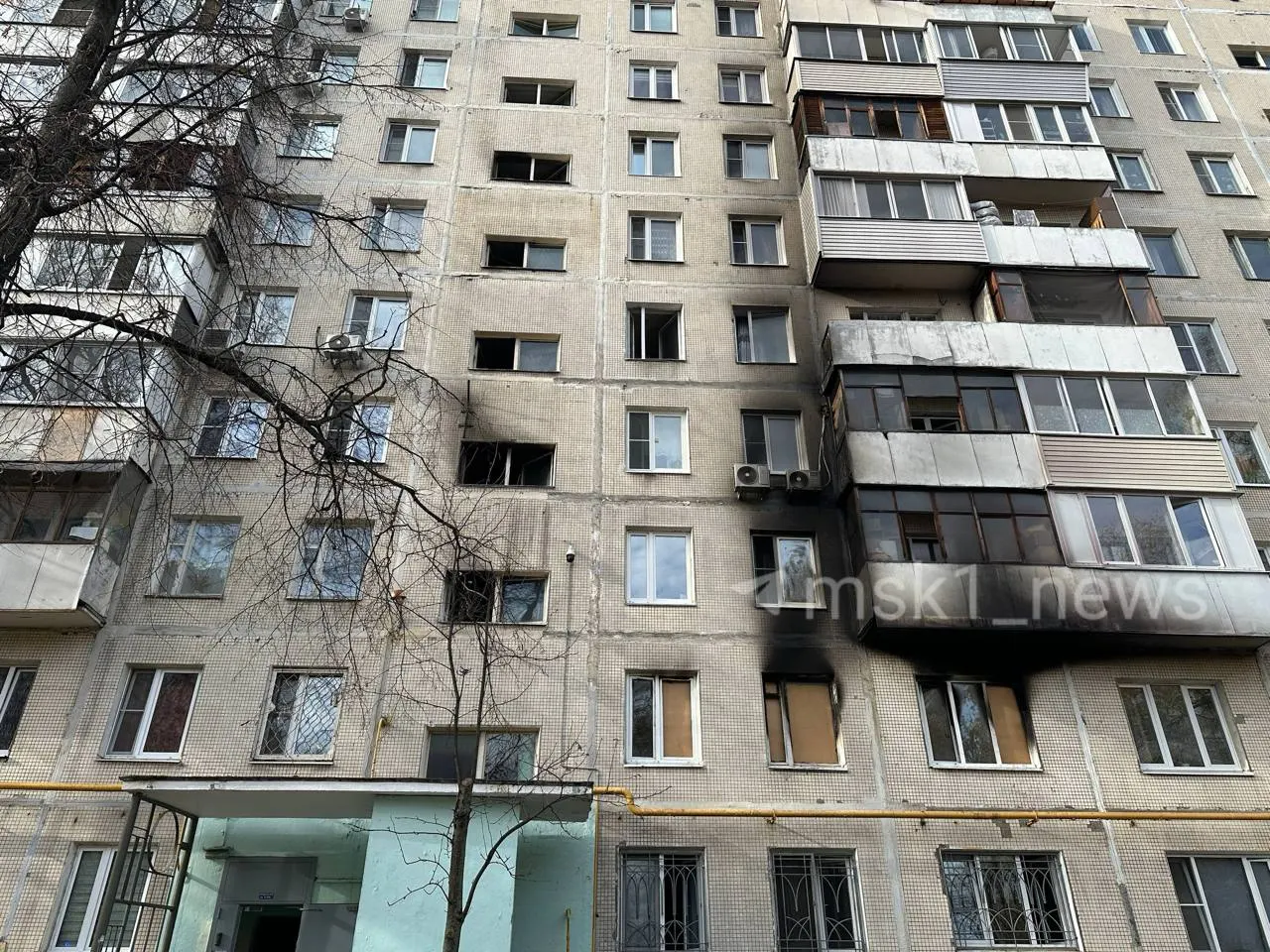 38-летняя женщина погибла в пожаре, её сын находится в тяжелом состоянии в больнице; отец ранее был судим за организацию притона в той же квартире.