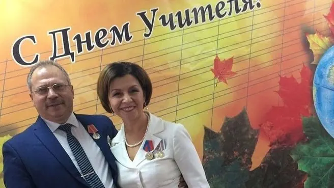 Задержанный по обвинению в растлении учеников директор киселёвской школы считался образцом педагогики и общественной деятельности. Уточняются детали дела и реакции властей.