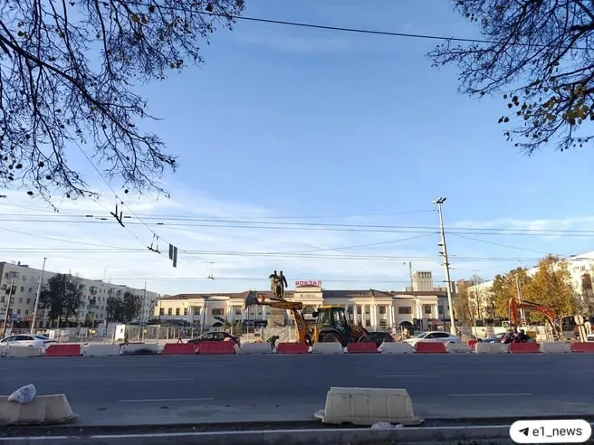 На Привокзальной площади стартовали работы по благоустройству: планируется установка разделителя движения, светофоров и пешеходного перехода; движение временно усложнено.