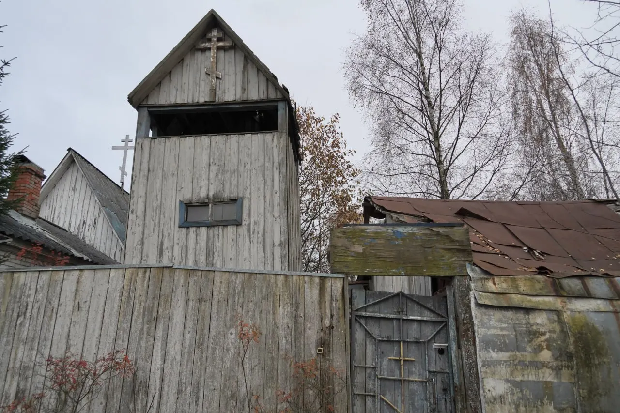Силовики оцепили огородничество и готовят частичный снос домов ради проекта университета МВД; жители сообщают о конфискации телефонов и отсутствии электроэнергии.