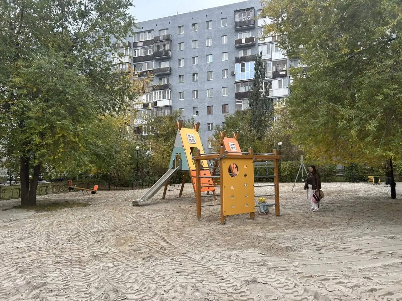После планового обследования демонтировали старые элементы, обновили оборудование, и до 1 ноября запланирована установка песочницы и дополнительной горки.
