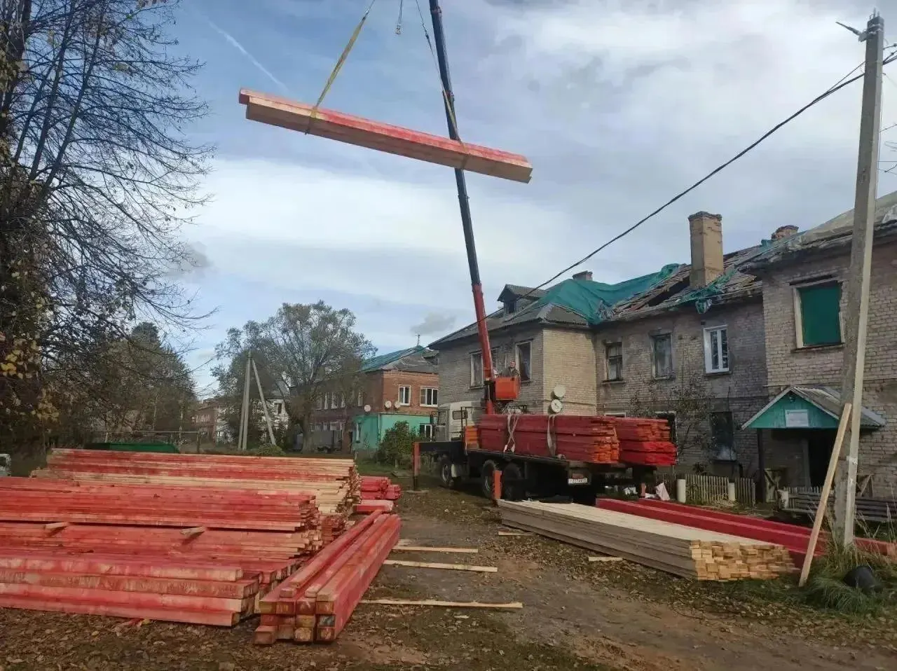 В пострадавших домах заменили окна, ведётся ремонт кровель и покраска фасадов. Принято 558 заявлений на материальную помощь, выплаты выплачены на сумму более 7 млн рублей.