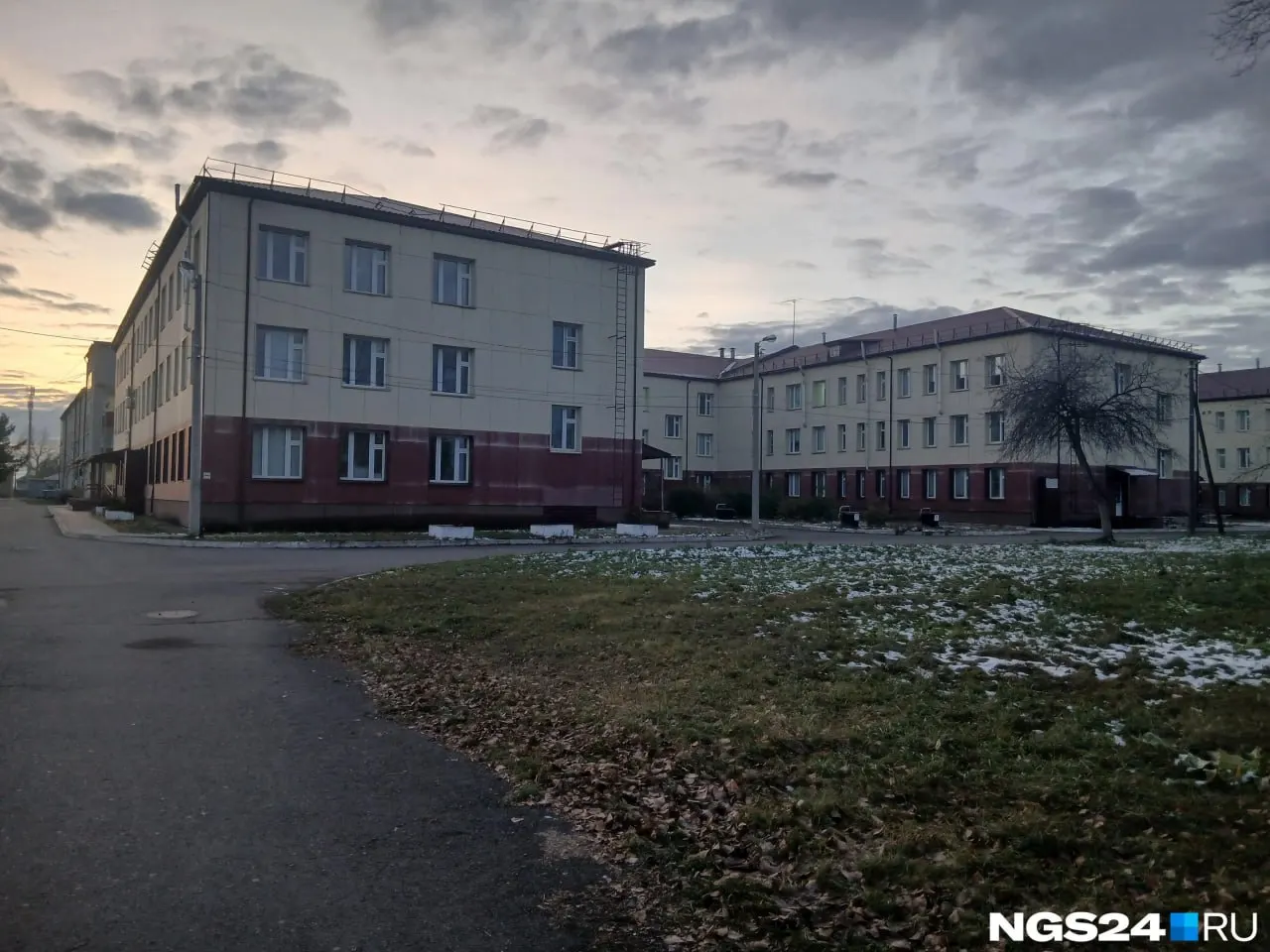 Слияние учреждений направлено на оптимизацию медицинской помощи без закрытий отделений и сокращений персонала; процесс находится на стадии подготовки документов и обсуждения депутатами.