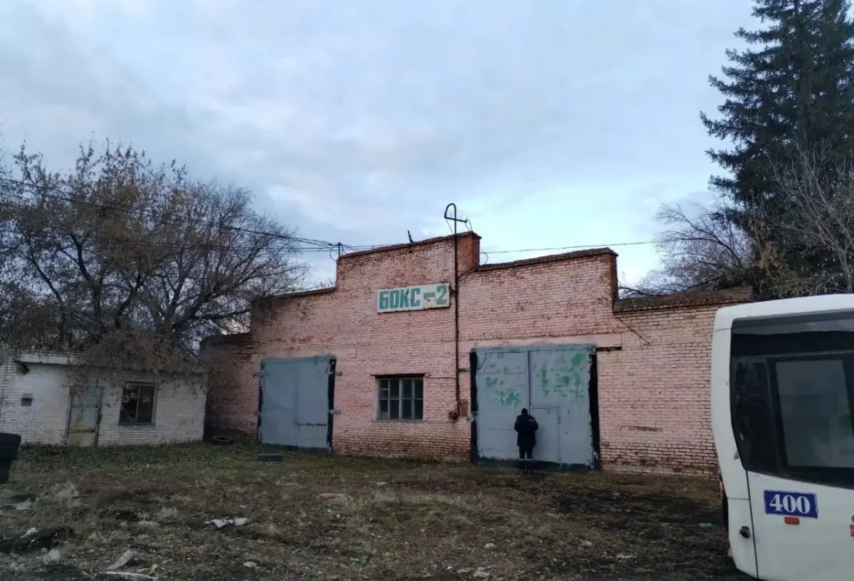На торги выставлены сварочно-кузовной цех, склады и участок земли площадью 1 гектар; стартовая цена — 40,79 млн рублей. Прием заявок продлится до 18 ноября 2026 года, торги намечены на 20 ноября 2026 года.