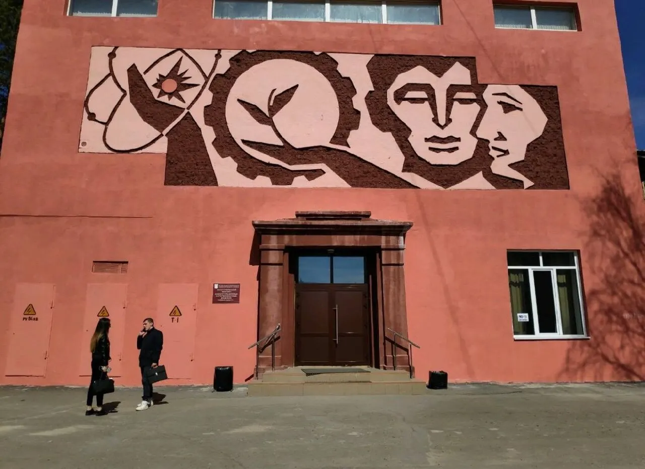 Общественный резонанс вокруг панно на фасаде второго корпуса аграрного университета стал поводом для обследования стен и оценки сохранности изображения.