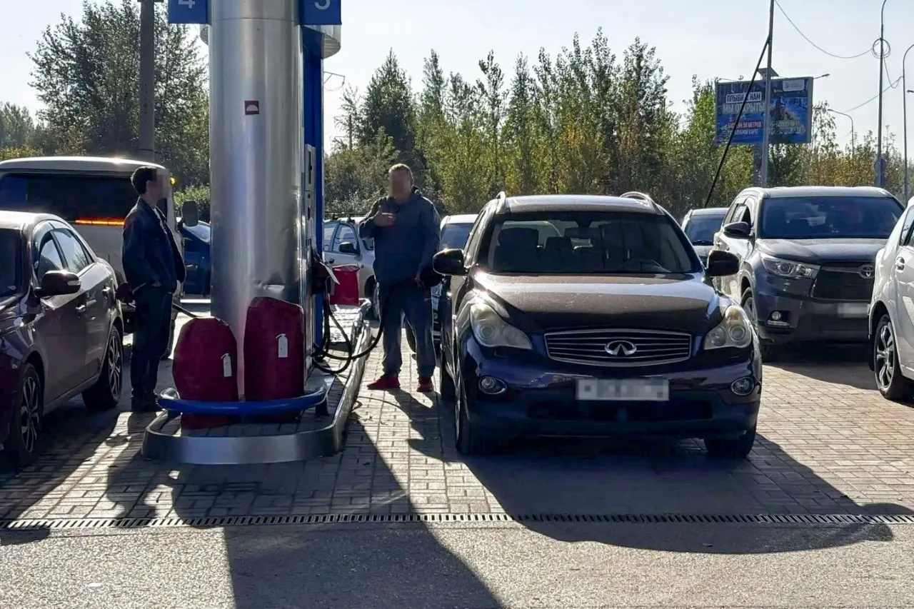 Лимит на отпуск топлива АИ‑92 снят; лимит на АИ‑95 остаётся 30 литров. В отдалённых населённых пунктах лимит увеличен до 50 литров.
