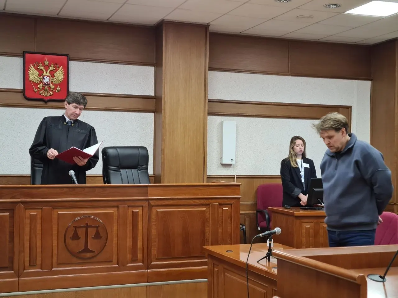 За публикации в социальных сетях, посвященные Дню Победы и памяти бойцов, жителя Полевского Александра Виноградова приговорили к восьми месяцам исправительных работ; суд также запретил размещать материалы в интернете на 2 года 6 месяцев и частично удержал заработок.