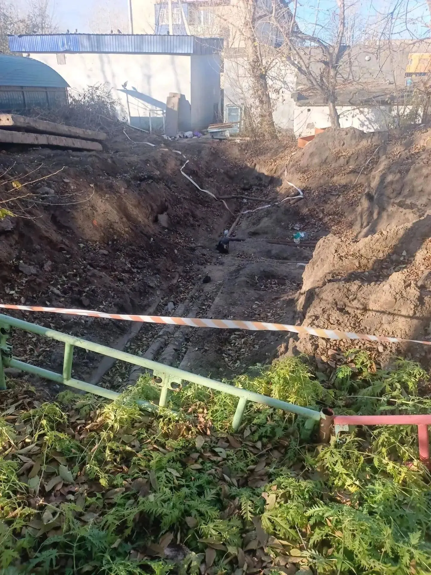 Жители Ингодинского района Читы жалуются на открытую яму и торчащие трубы во дворе после ремонта: риск отключения горячей воды и отопления возрастает с наступлением морозов.