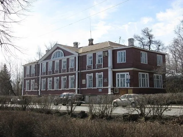 После пожара на ул. Энгельса начаты работы по сохранению памятника деревянного зодчества. Контракт с прежним подрядчиком расторгнут; реставрацию выполнит центр «Заонежье»; задача — сохранить уцелевшее и защитить здание до наступления холода.