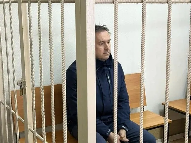 Бывшего чиновника задержали по обвинению в мошенничестве: предположительно завысил цену на служебное жильё и присвоил разницу; ущерб оценивается в 1,1 млн рублей, под стражей он останется до 8 декабря.