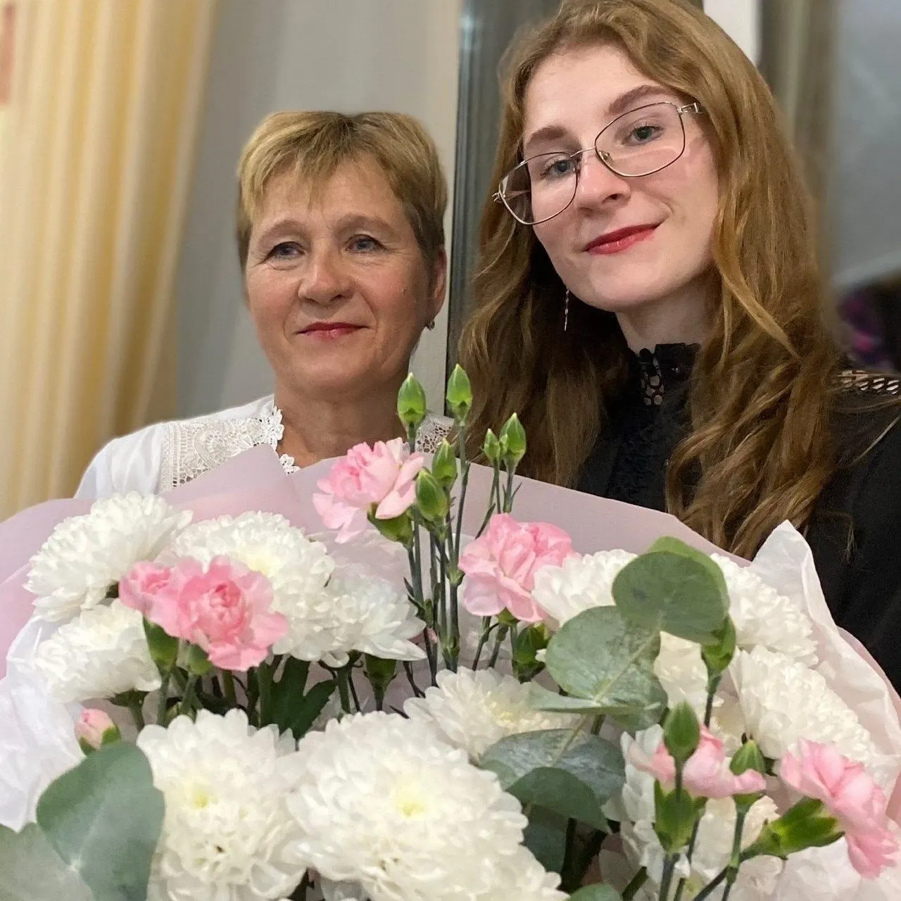 60-летняя Елена Осыка пострадала при нападении беспилотника на автобус в Шебекино; ей оторвало ногу. Власти обеспечили размещение в пункте временного размещения.