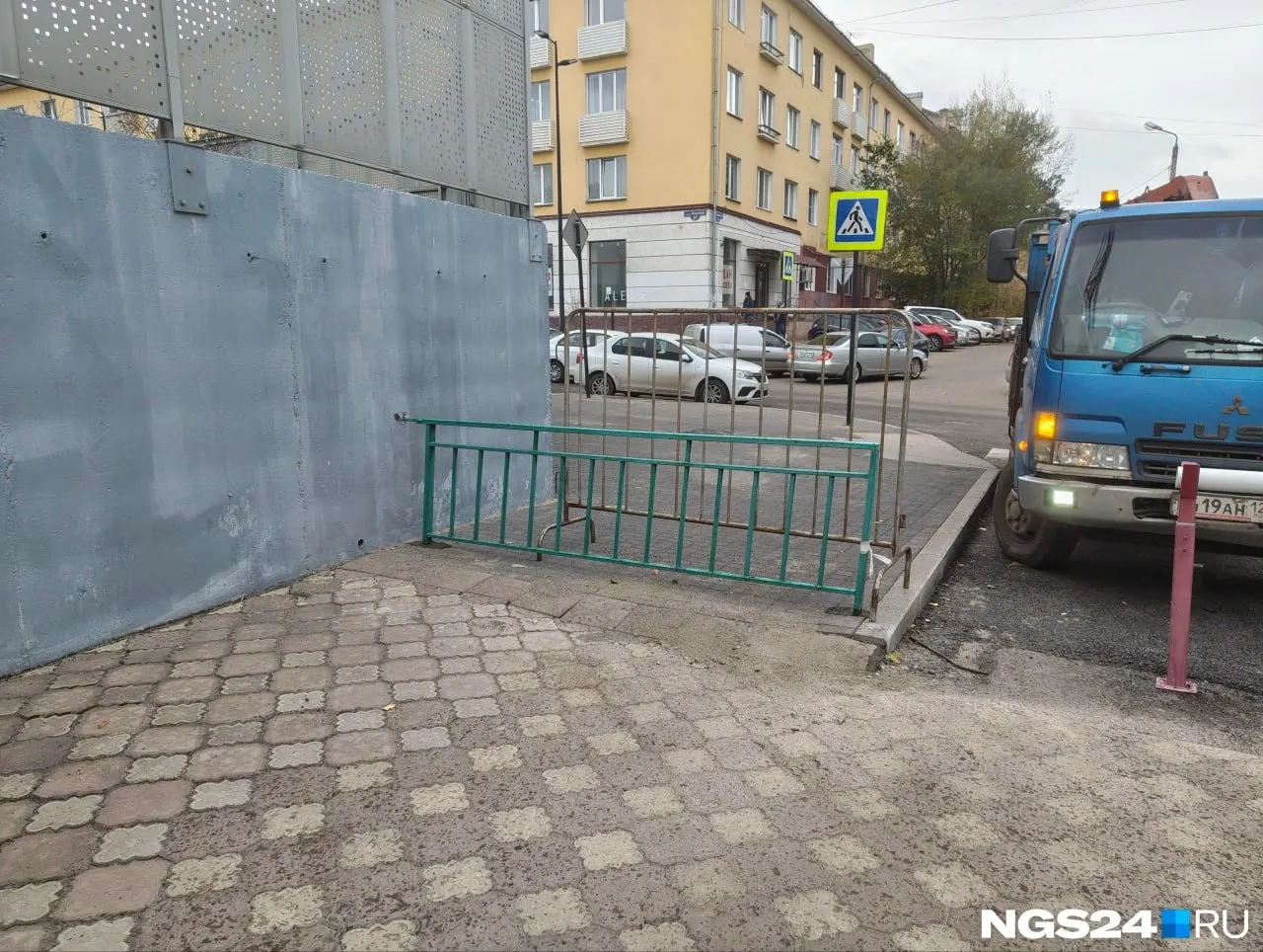 Забор между стадионом и Академией борьбы на Марковского, 88 перекрыл прямой выход к улице Кирова. Инцидент вызывает вопросы о безопасности и доступности района.
