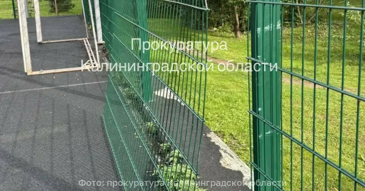 В суд направлен иск к администрации муниципалитета о возмещении моральной компенсации в размере 100 тысяч рублей 12-летнему мальчику, получившему травму на аварийной площадке; проверка выявила нарушения в эксплуатации ограждения.