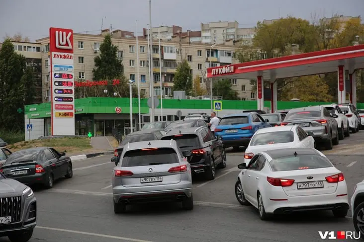 В Волгограде на заправках выстраиваются длинные очереди; водители чаще выбирают бензин А-92, доступнее и встречается чаще А-95.