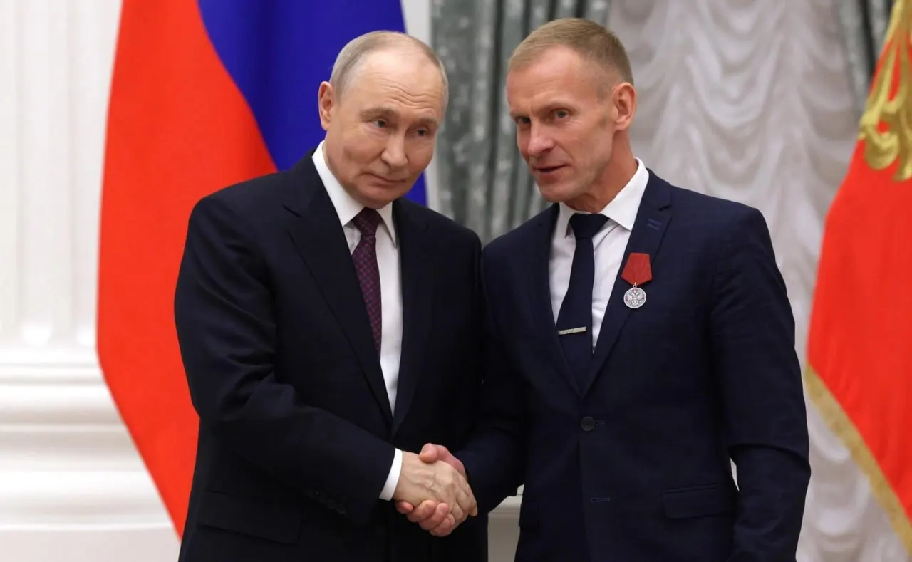 Учитель Василий Михайлов из Чайковского получил медаль ордена «За заслуги перед Отечеством» II степени за воспитание участника СВО; он организует спортивные инициативы и центр поддержки семей с аутизмом.