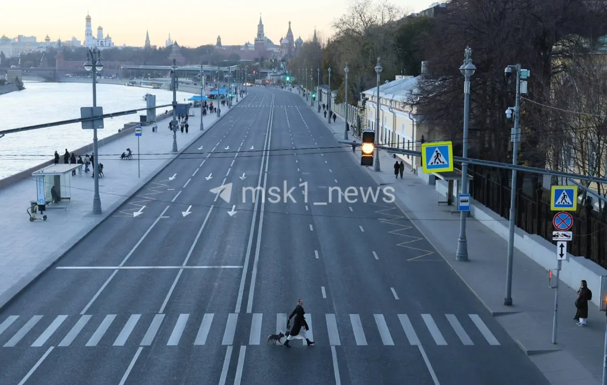 Движение ограничено на нескольких участках столицы: закрыты Тверская улица, улица Знаменка, Новоарбатский мост, Пречистенская набережная, Петровка, Волхонка и Соймоновский проезд; Кремлевская набережная остаётся пустой.