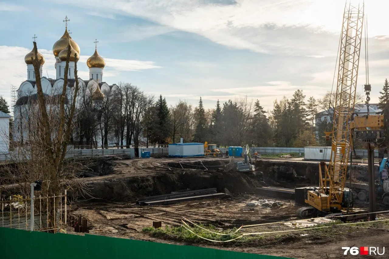 Стройка на набережной Волжской рядом с историческими достопримечательностями вызывает оживленные обсуждения о сохранении зоны, включенной в список Всемирного наследия.