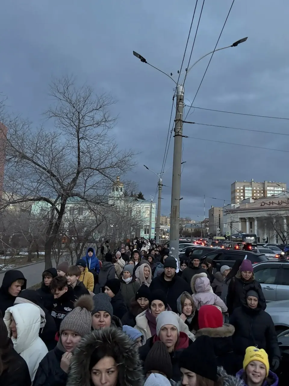 Толпа горожан собирается перед началом выступления; люди стоят вдоль улиц Бутина и Ленинградской.