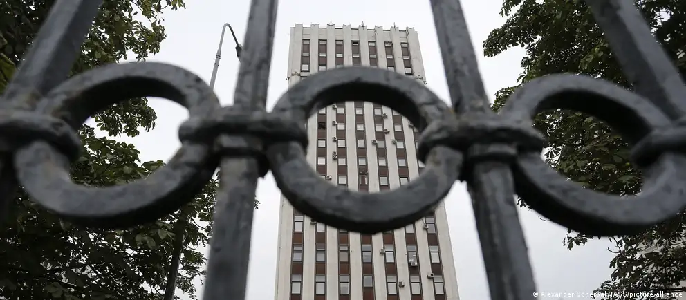 Обнародован перечень граждан РФ, на которых распространяются временные ограничительные меры; среди них упоминаются известные фигуры, и меры затрагивают госуслуги, банковские операции и имущество.