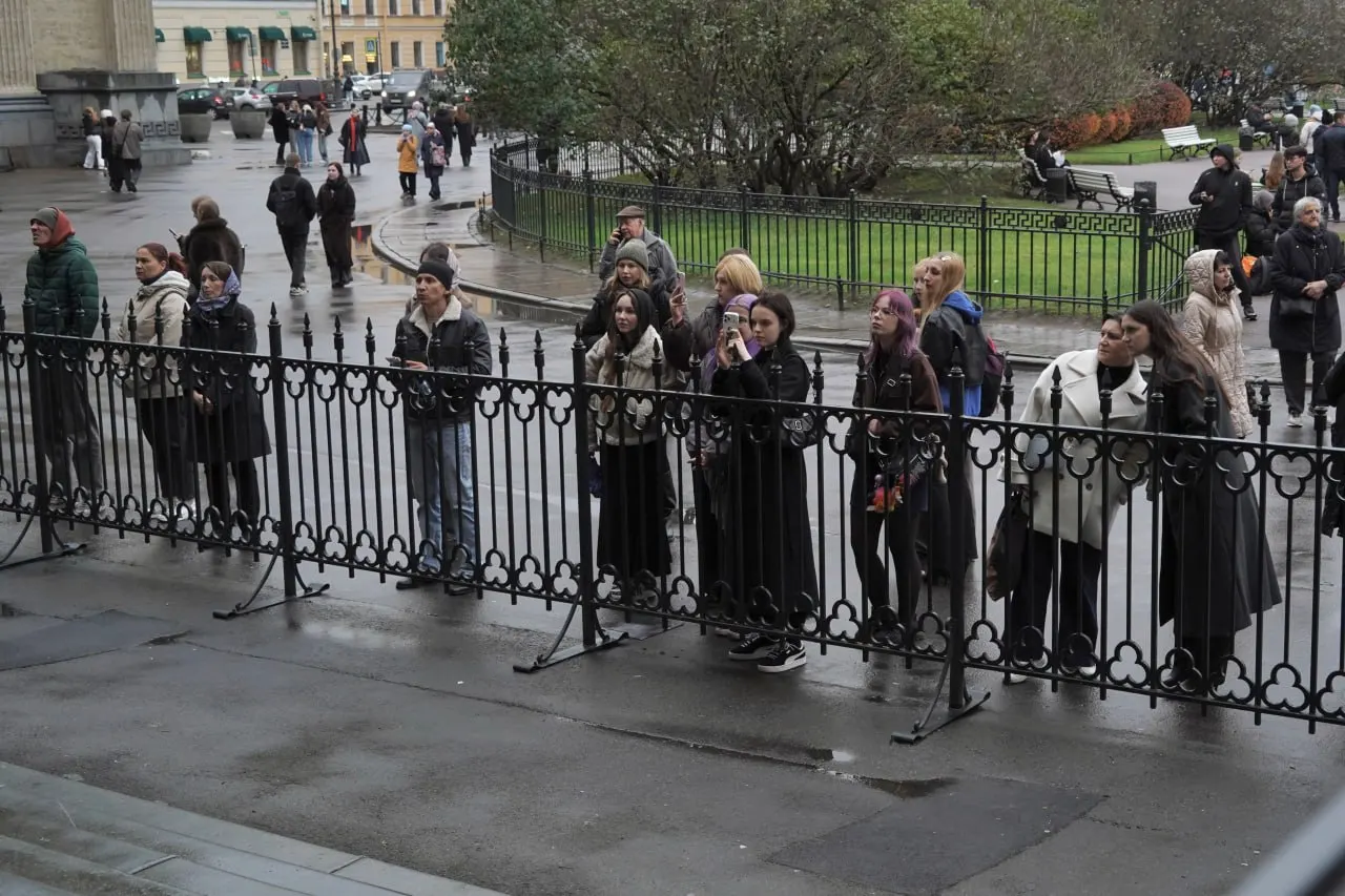 На ступенях Казанского собора в Санкт-Петербурге прошло мероприятие памяти репрессированных; доступ к месту ограничен забором. Священник сделал резкие заявления о ситуации на Украине, а чтение имён ранее было более открытым.