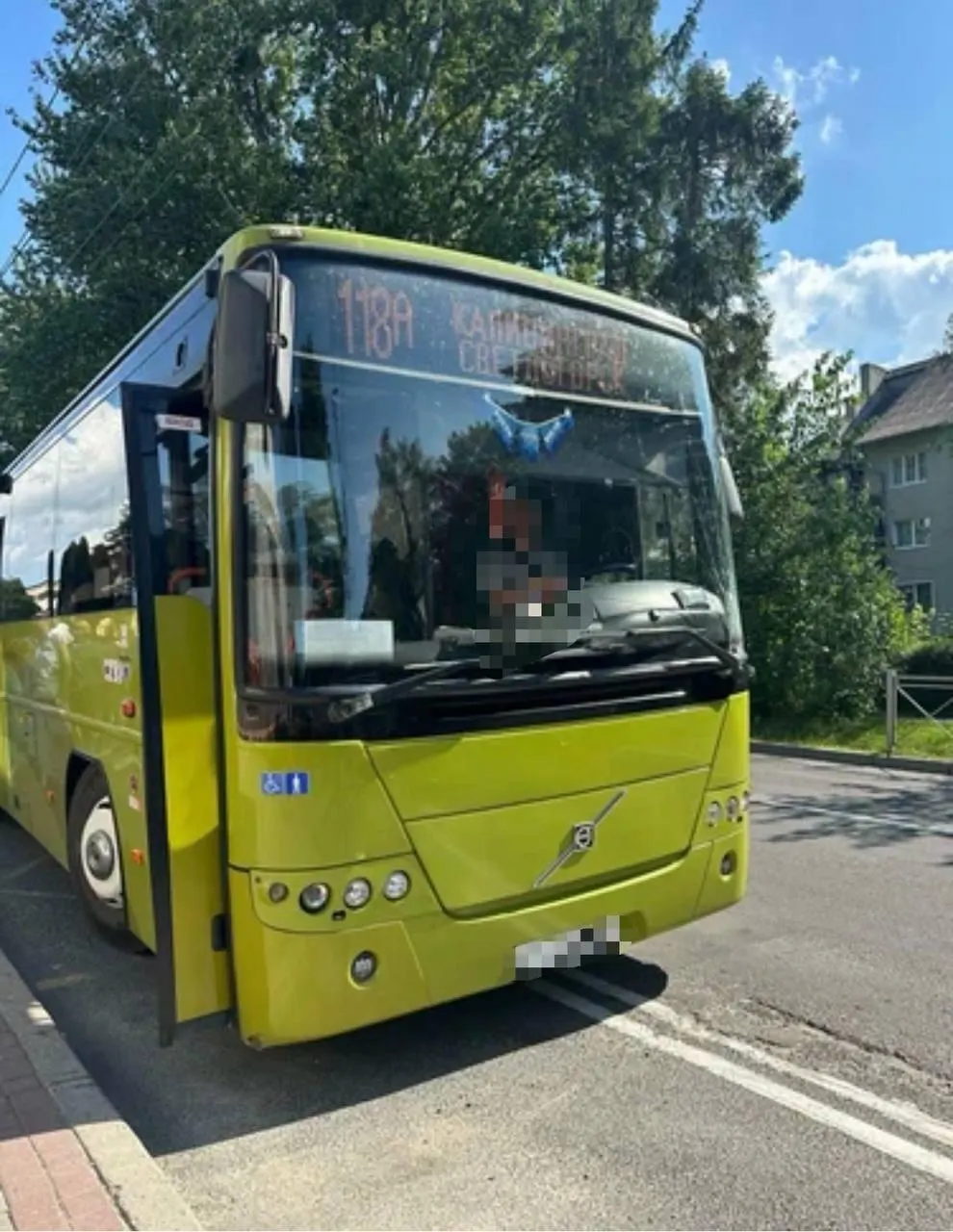 Зарплаты ниже обещанных планов по бонусам от выручки приводят к увольнениям водителей и риску сокращения рейсов на побережье, что скажется на расписании школьных маршрутов.