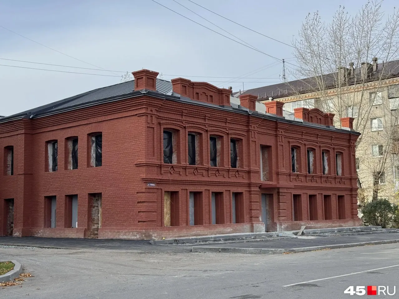 В Кургане ведутся работы по восстановлению дома Кошкина: обновлена крыша, окна пока не установлены, рядом возведён металлический каркас и обновлены тротуары.