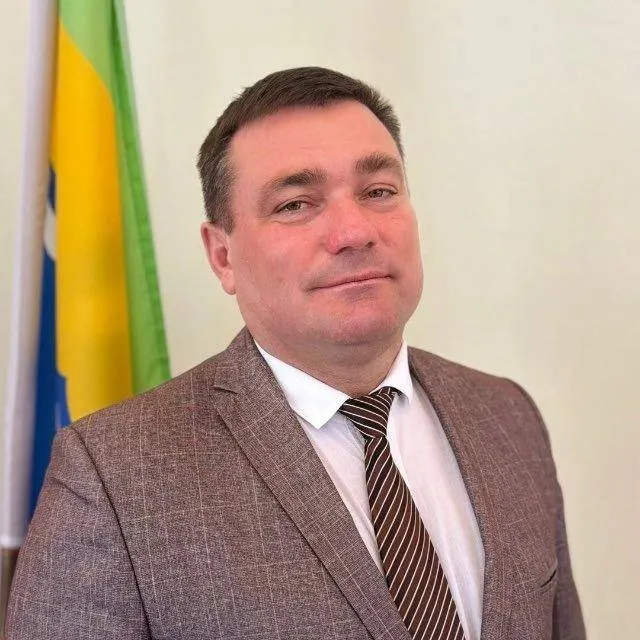 Назначение Федора Ковтунова на должность исполняющего обязанности связано с уходом предыдущего руководителя; обсуждаются возможные разногласия между администрацией района и региональными властями.