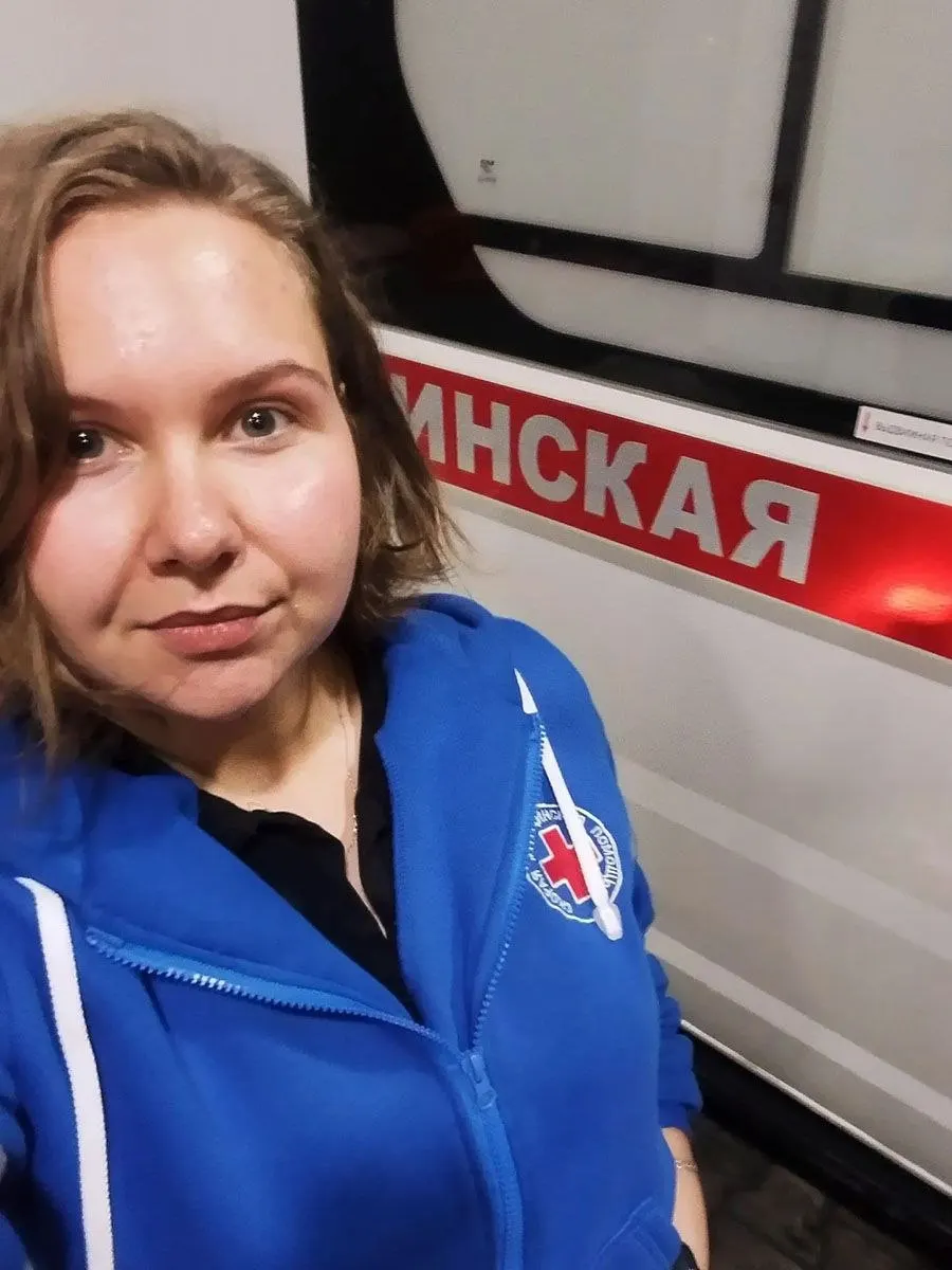 Фельдшер скорой помощи Карина Закалова рассказывает, почему медицина бывает многослойной и как она учит держать спокойствие родственников во время экстренных вызовов.