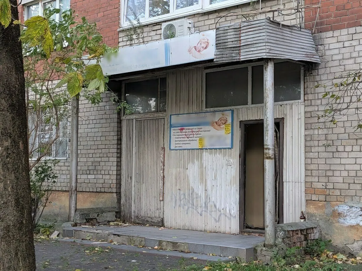 Жители района сообщают о превращении заброшенного помещения в очаг беспорядка и ночёвки бездомных; власти проводят обследование и ищут владельца.