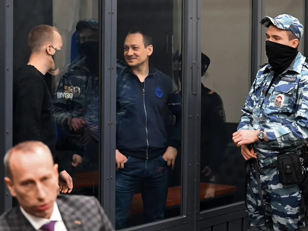 Суд заменил оставшуюся часть наказания на принудительные работы для бывшего полицейского; ранее ещё четверо фигурантов дела были освобождены.