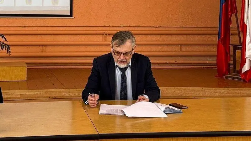 Сообщается об уходе с должности главы района; причина не раскрывается.