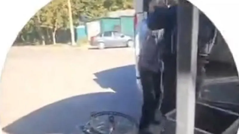 Очевидцы зафиксировали инцидент на остановке: водитель вытолкал подростка за велосипед, угрожал вызовом полиции.